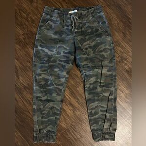 cloth & stone Green Camo Elastic Waist Joggers